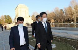 بازدید سفیر ژاپن در ایران از آرامگاه فردوسی