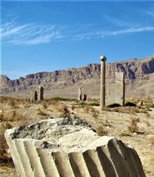 مستندنگاری و مرمت درگاه سنگی شهر استخر فارس به پایان رسید