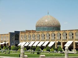 هشدار درباره نفوذ آب به گنبد مسجد شیخ لطف الله