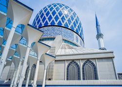 مسجد آبی کوالالامپور یکی از بزرگترین مساجد جنوب شرقی آسیا است