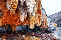 غار نمکی خرسین یکی از جاذبه های بندرعباس است