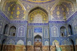 مسجد امام اصفهان یکی از آثار ملی ایران به شمار می آید
