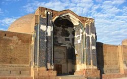 مسجد کبود از برجسته ترین نمونه های معماری اسلامی در آذربایجان شرقی است