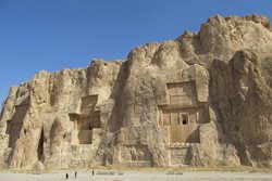 نقش رستم محوطه ای تاریخی در کوههای فارس است