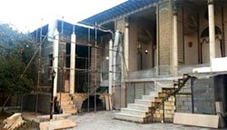 سازه و دکور فیلم سووشون در باغ عفیف آباد شیراز در حال جمع آوری است