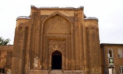 ساماندهی و مرمت جداره محوطه بنای تاریخی گنبد علویان