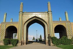 دروازه تهران قدیم یکی از جاهای دیدنی قزوین به شمار می رود