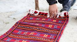 پلاس بافی یکی از صنایع دستی سنتی و زیبای خراسان شمالی است
