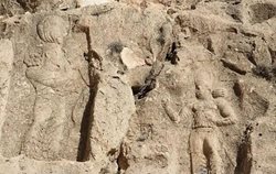 آثار مخرب انفجارهای پی در پی معدن شن و ماسه در نقوش برجسته ساسانی برم دلک