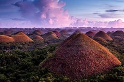 تپه های شکلاتی از جاذبه های گردشگری پرطرفدار فیلیپین به شمار می روند