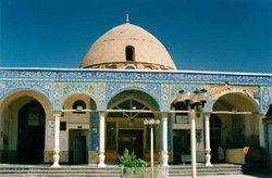 امامزاده حلیمه و حکیمه خاتون یکی از معروف ترین جاذبه های مذهبی شهرکرد به شمار می رود