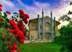 عمارت آینه خانه مفخم از بناهای تاریخی دوران قاجار است