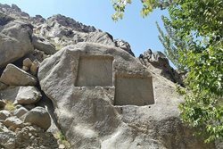 کتیبه های گنجنامه یادگاری از میراث هخامنشیان در دل کوههای الوند است