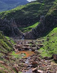 آبشار شقایق یکی از زیباترین جاذبه های طبیعی دزفول است