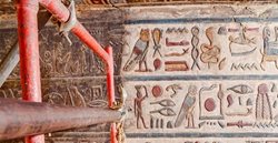 الهه های مصری از زیر لایه های مدفوع پرندگان نمایان شدند