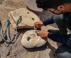 ساخت لنگرهای سنگی بر پایه مطالعات مردم شناسی در بندر دیوان شهرستان بندرلنگه
