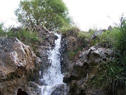 آبشار جنگلک یکی از زیباترین جاذبه های طبیعی دماوند به شمار می رود