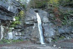 آبشار ایج یکی از بهترین جاذبه های طبیعی رامسر است