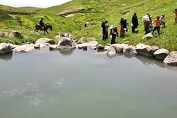 چشمه آب گرم ماستخور یکی از جاذبه های طبیعی گیلان به شمار می رود