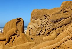گروهی از هنرمندان نمایشگاهی از دایناسورهای شنی را در یکی از سواحل بلژیک برپا کردند