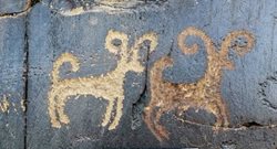 کشف سنگ نگاره های باستانی در ارتفاعات جنوب مشهد