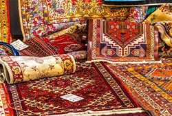 بازار فرش عباسی یکی از معروف ترین بازارهای تهران به شمار می رود