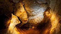 غار امجک یکی از جاذبه های طبیعی استان مرکزی به شمار می رود