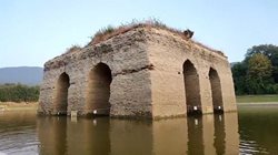 دلیل شکاف روی بنای تاریخی دریاچه عباس آباد چیست؟