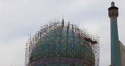 داربست ها در مسجد جامع عباسی کاملا اشتباه اجرا شده اند