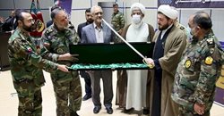 فرمانده نیروی زمینی ارتش یک شمشیر قاجاری را به موزه قم اهدا کرد