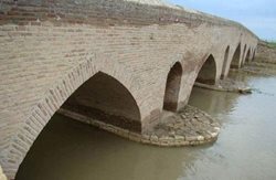 پل کوریجان یکی از پل های تاریخی استان همدان به شمار می رود