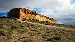 تل تخت یکی از جاذبه های گردشگری استان فارس به شمار می رود