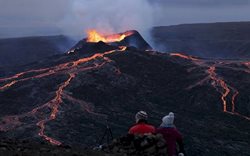 هجوم گردشگران برای دیدن فوران آتشفشانی در شبه جزیره ریکیانس در ایسلند