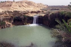 آبشار شول یکی از جاذبه های طبیعی استان بوشهر به شمار می رود