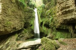 آبشار سنگ نو یکی از جاذبه های طبیعی استان مازندران است