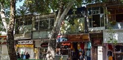 خیابان چهارباغ عباسی در طول این سالها دستخوش تغییرات و تخریب های بسیاری قرار گرفته است