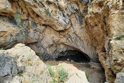 غار بورنیک یکی از جاذبه های طبیعی فیروزکوه به شمار می رود