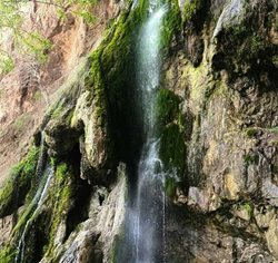 آبشار شاه لولاک یکی از جاذبه های طبیعی استان اصفهان است