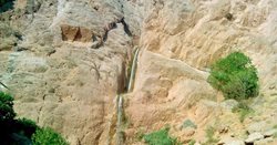 آبشار ایزی یکی از جاذبه های گردشگری خراسان شمالی است