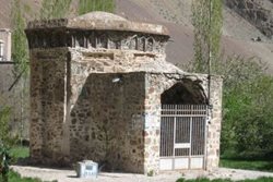 برج آرامگاهی میدانک یکی از جاذبه های دیدنی استان البرز است