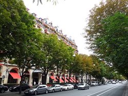 خیابان مونتین یکی از خیابان های معروف پاریس به شمار می رود