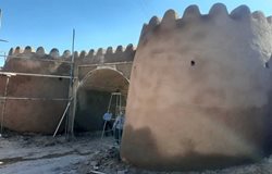 مرمت پشت بام های قلعه مسکونی ده میرزا راین با همکاری مردم