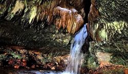 آبشار زیراه یکی از جاذبه های طبیعی استان بوشهر به شمار می رود