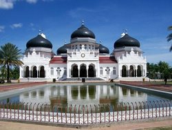 مسجد جامع بیت الرحمن یکی از زیباترین مساجد اندونزی به شمار می رود