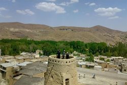 قلعه پری یکی از جاهای دیدنی استان همدان به شمار می رود