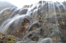 آبشار چاروسا یکی از جاذبه های طبیعی کهگیلویه و بویراحمد است