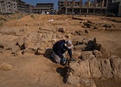 کشف بیش از 60 گور باستانی در غزه