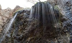 آبشار هندیس یکی از جاذبه های طبیعی استان مرکزی است
