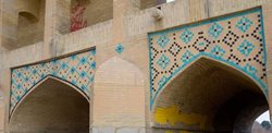 دیوارنویسی روی بناهای تاریخی به ویژه پلهای تاریخی اصفهان مدتهاست تکرار می شود