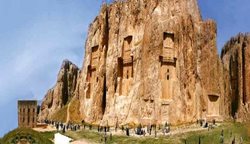 کوه رحمت یکی از جاذبه های گردشگری استان فارس به شمار می رود
